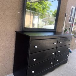 Dresser With Mirror Perfect Condition 