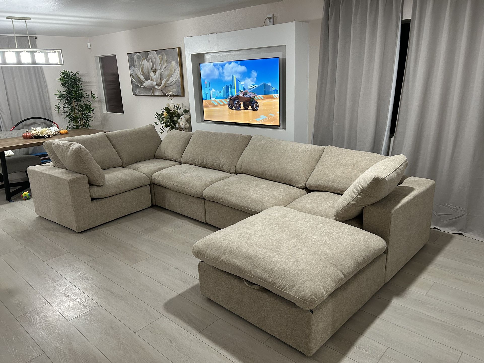 BRAND NEW IN BOX! ๐ฆ 6 Piece CLOUD Biege Modular Sectional Couch (FREE DELIVERY ๐)