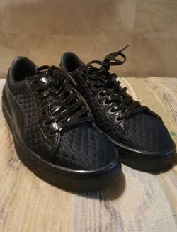 Black puma sneakers size 5. 1/2 Y like new