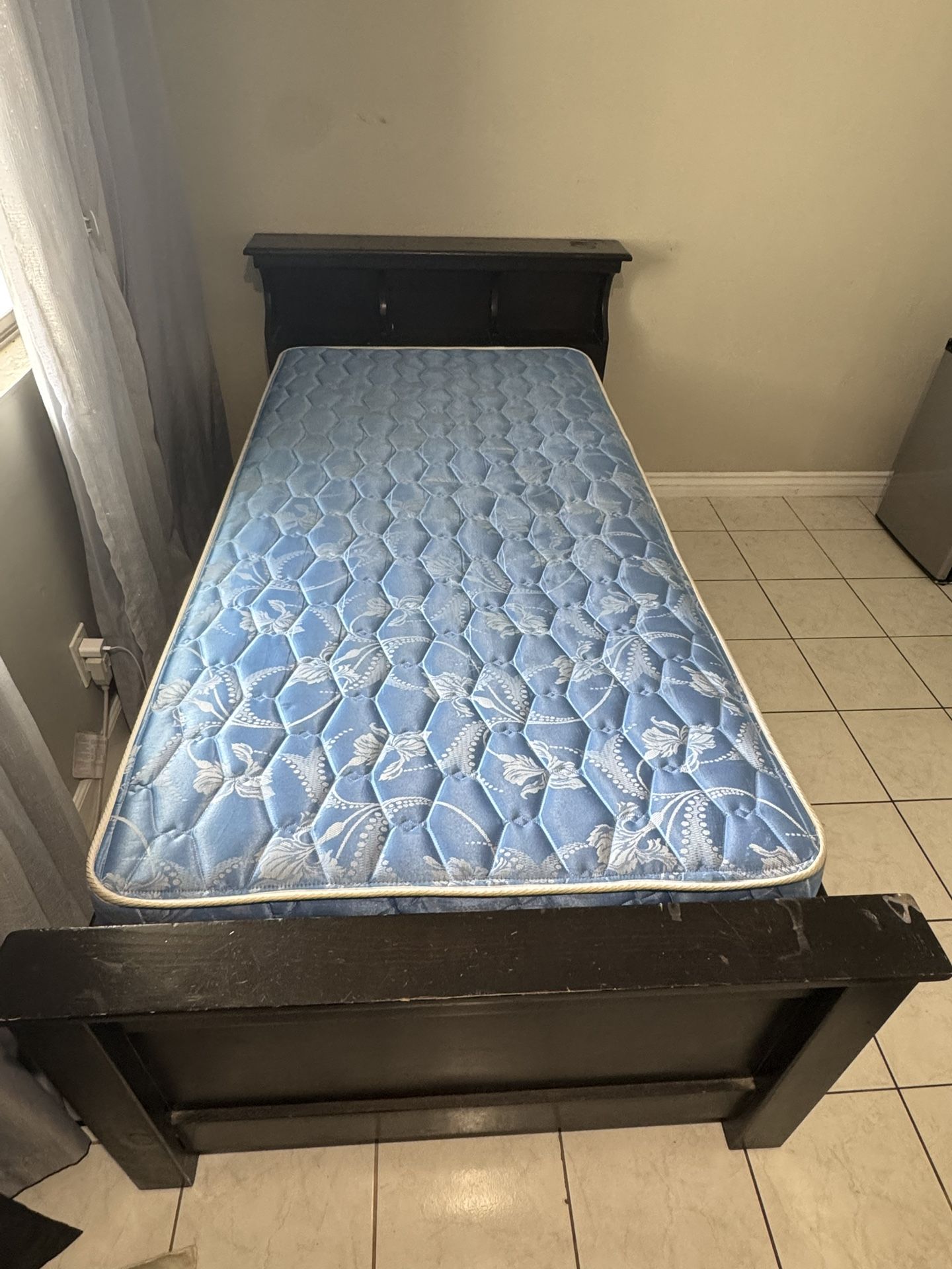 I'm selling a twin bed