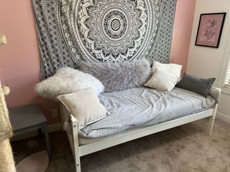 White Twin Daybed (Mattress included)