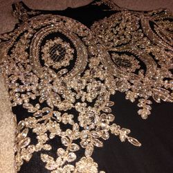 Extra Large XL formal dress Women sweetheart neckline evening gown Night scene

Beautiful sequined black and gold dress, mermaid style with stretchy m
