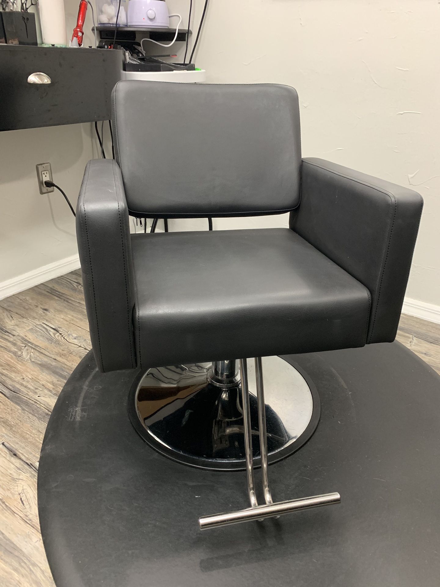 Salon Chair- Like New