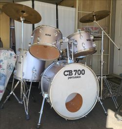 Bateria Drums CB700 by Pearl DRUM SET Complete W BassPedal, Cymbals&Hi-Hats, Hardware or Stands, 2 Pr of Sticks & a Drum Tuning Key