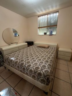 Vintage Cream & Gold Queen Bedroom Set – Bed, Dresser w/ Mirror + Nightstand