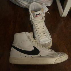 Nike Women's Blazer Mid 77 Shoes