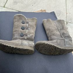 Authentic UGG Boots ((size 4))