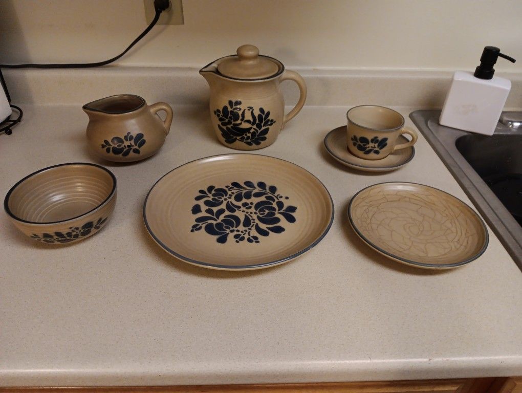 Phaltzgraff Dish Set