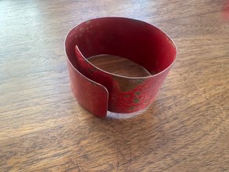 Fuchsia and Brass-colored Metal Bracelet