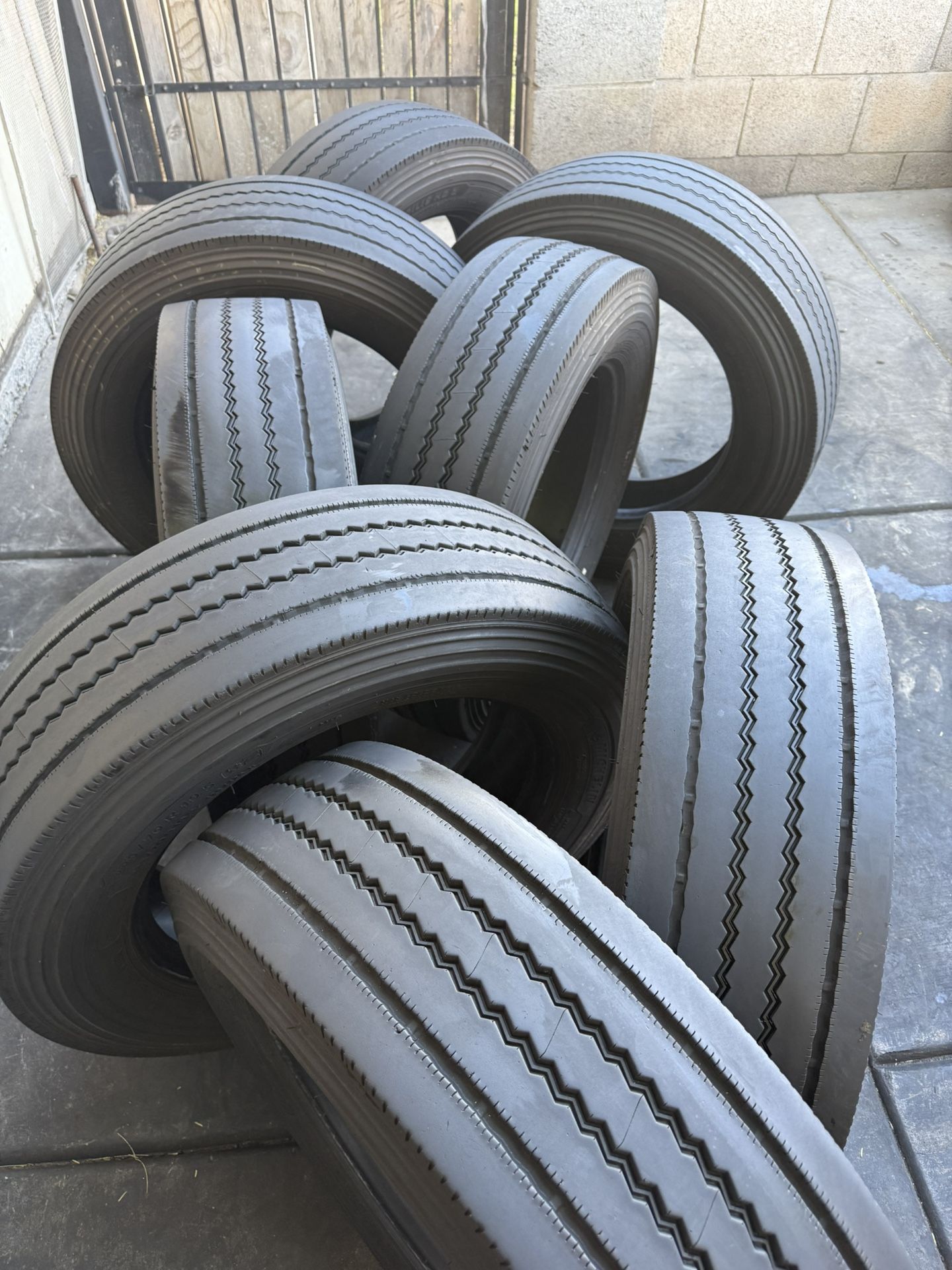 225/70/R19.5 (8) TIRES MICHELÍN