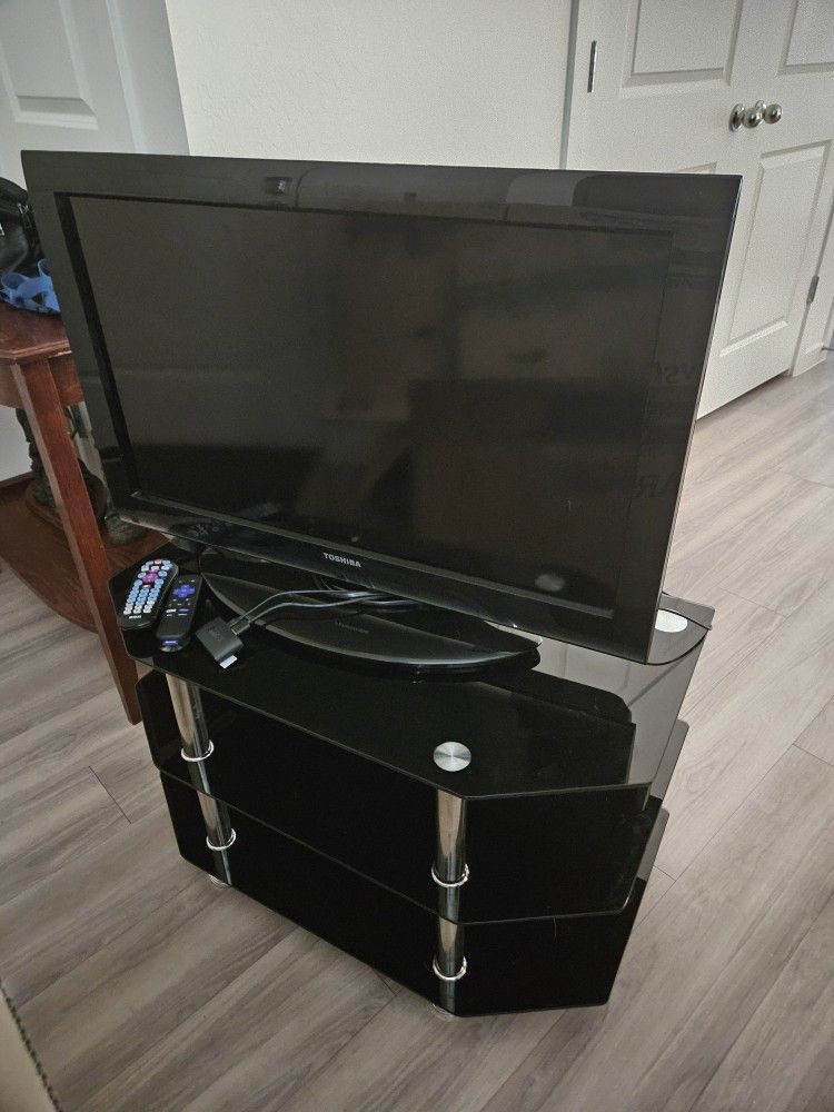 32" TOSHIBA TV WITH ROKU ADAPTER AND GLASS TV STAND EXCELLENT CONDITION! NO SCRATCHES 