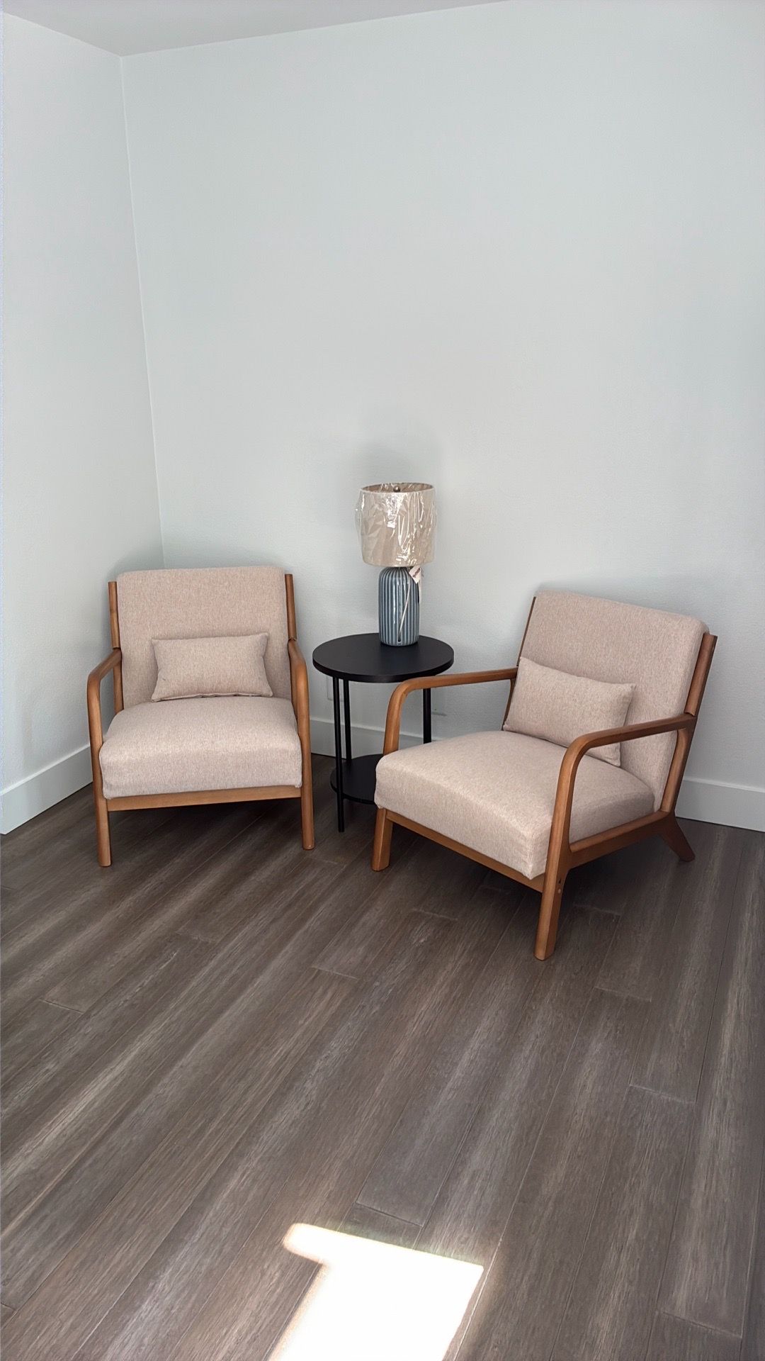 2 Sitting / Accent Chairs