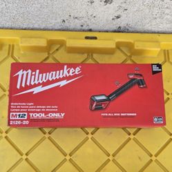 Milwaukee
M12 12V Lithium-Ion Cordless LED Underbody Light