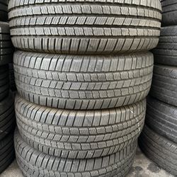 Vendo 265/70/R18 Michelin las 4 Llantas Por $180