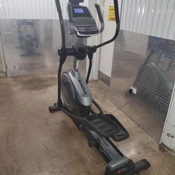 NORDICTRACK E 7.5I ELLIPTICAL MACHINE (LIKE NEW & DELIVERY AVAILABLE TODAY)