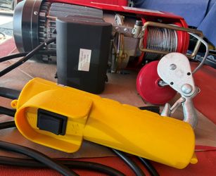 Electric hoist like new 1300 lbs capacity