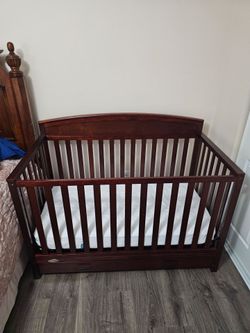 Graco Infant Crib, Mattress, Water-proof Protector, 4 Fitted Sheets