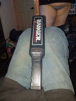 Security wand/metal detector for body sweeping weapon detection at entry point