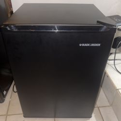 compact Black & Decker mini-fridge 