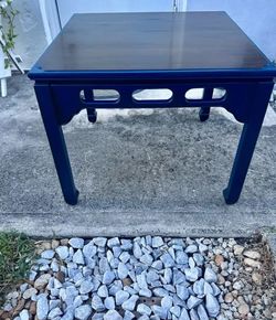 Vintage solid wood side/ lamp/ accent/ coffee table