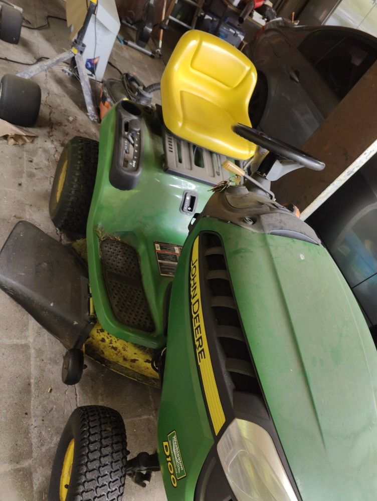 John Deer Lawn Mover D100