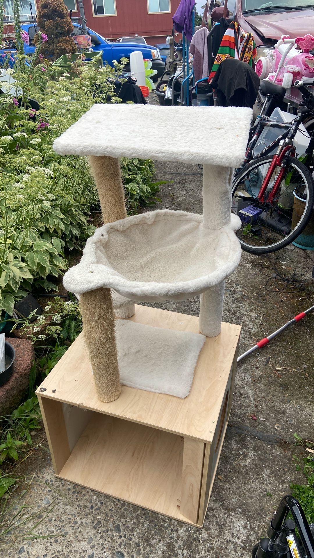 Cat House 10$. Pick Up. E. 72. and Grand View. E. Tacoma