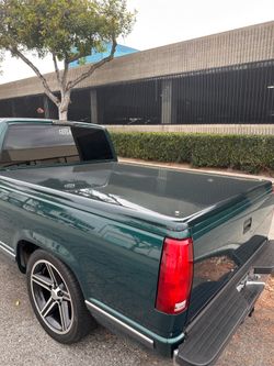 Snug Top hardshell Tonneau cover Chevy OBS short bed