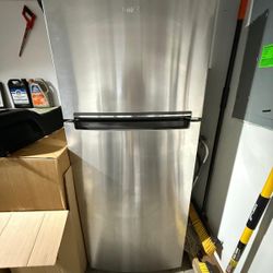 Whirlpool 28in. 18.4 Cu. Ft. Stainless Steel Top Freezer Refrigerator 