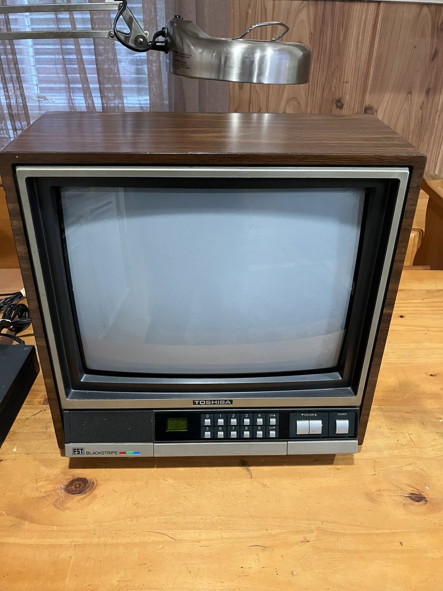 1984 Toshiba 13” Blackstripe Crt Tv(read Descriptions)