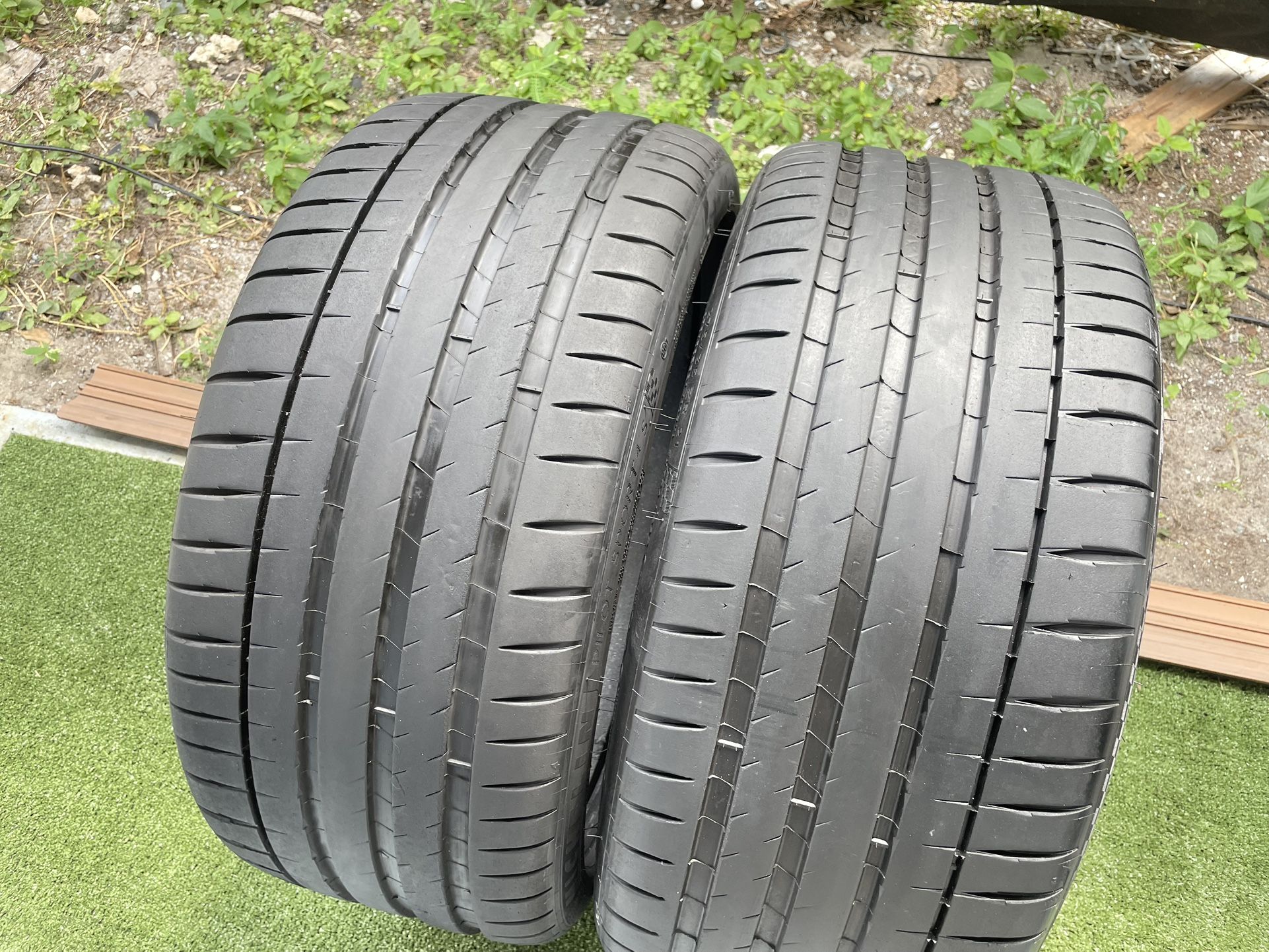 275/35/21 Michelin Pilot Sport 4s two tires in new condition 90% tread remaining 2024 •