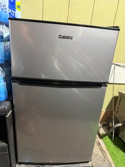 Galanz 3.1 Cu Ft Mini Refrigerator with Freezer