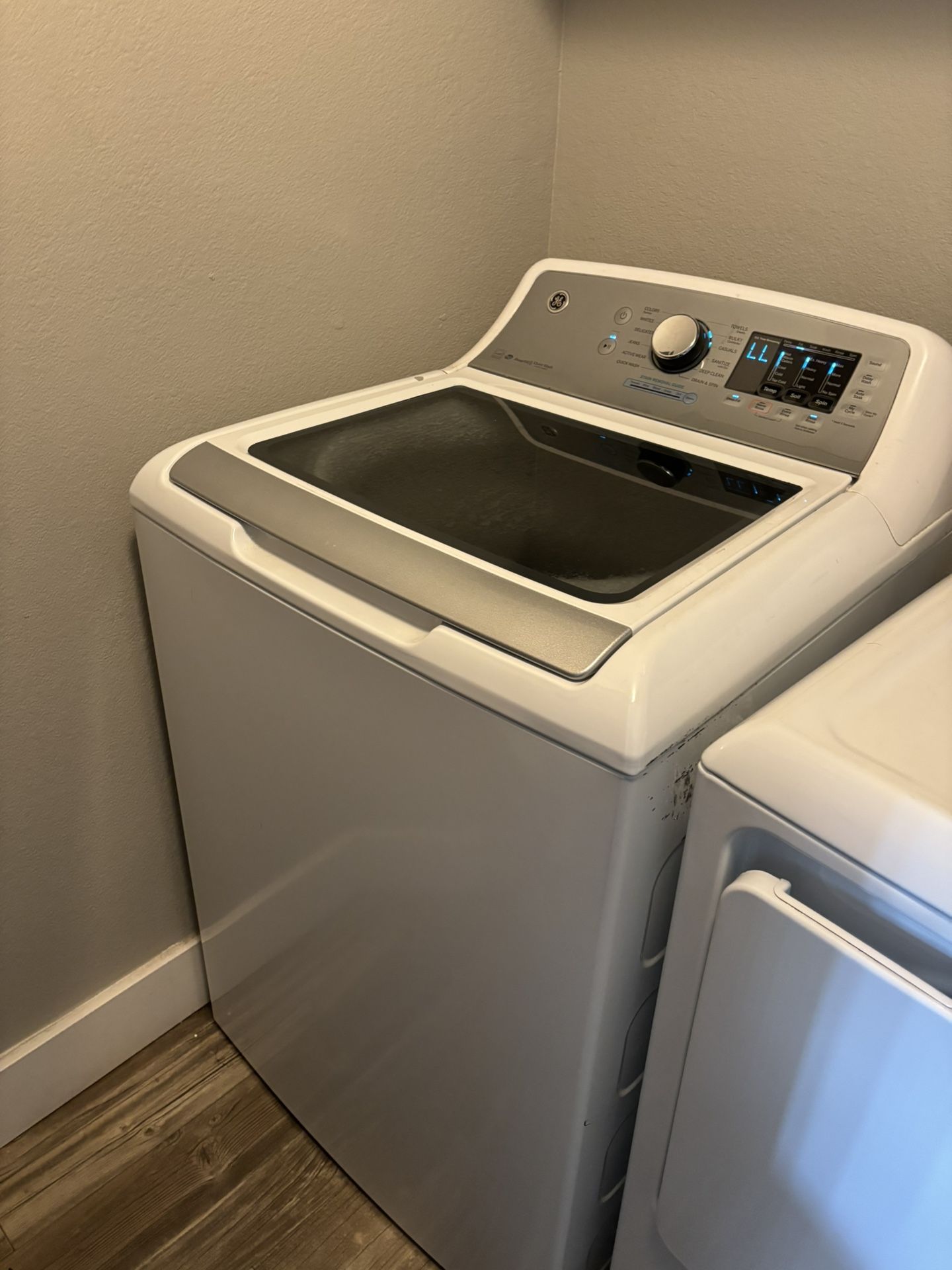 In perfect condition textra large washer, hose pillow and blankets 200 is my asking price thank you