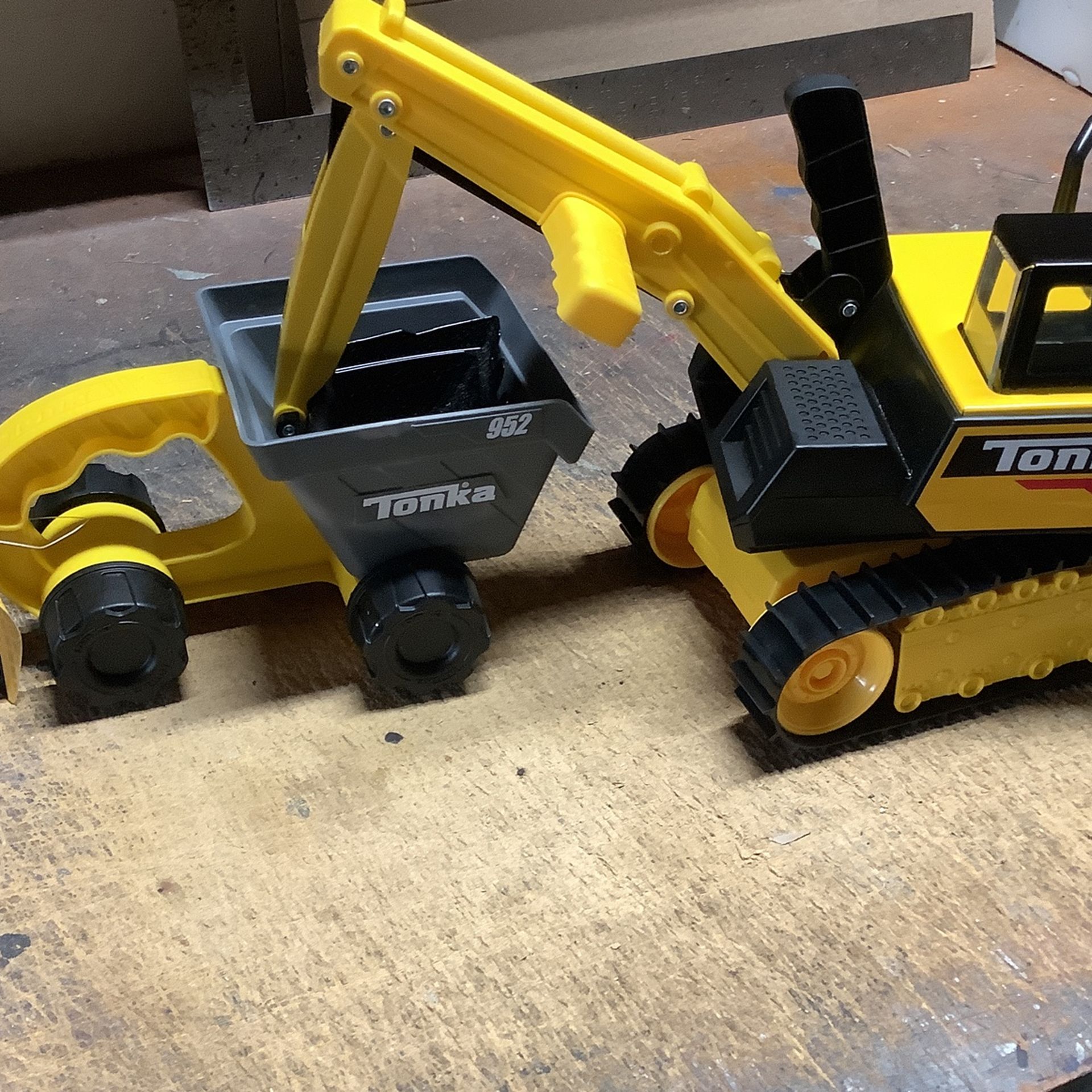Tonka Toy Excavator. 952