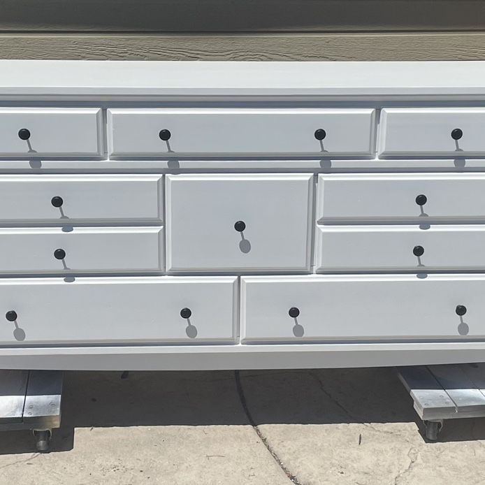 Large 8 Drawer Dresser With 2 Nightstands 