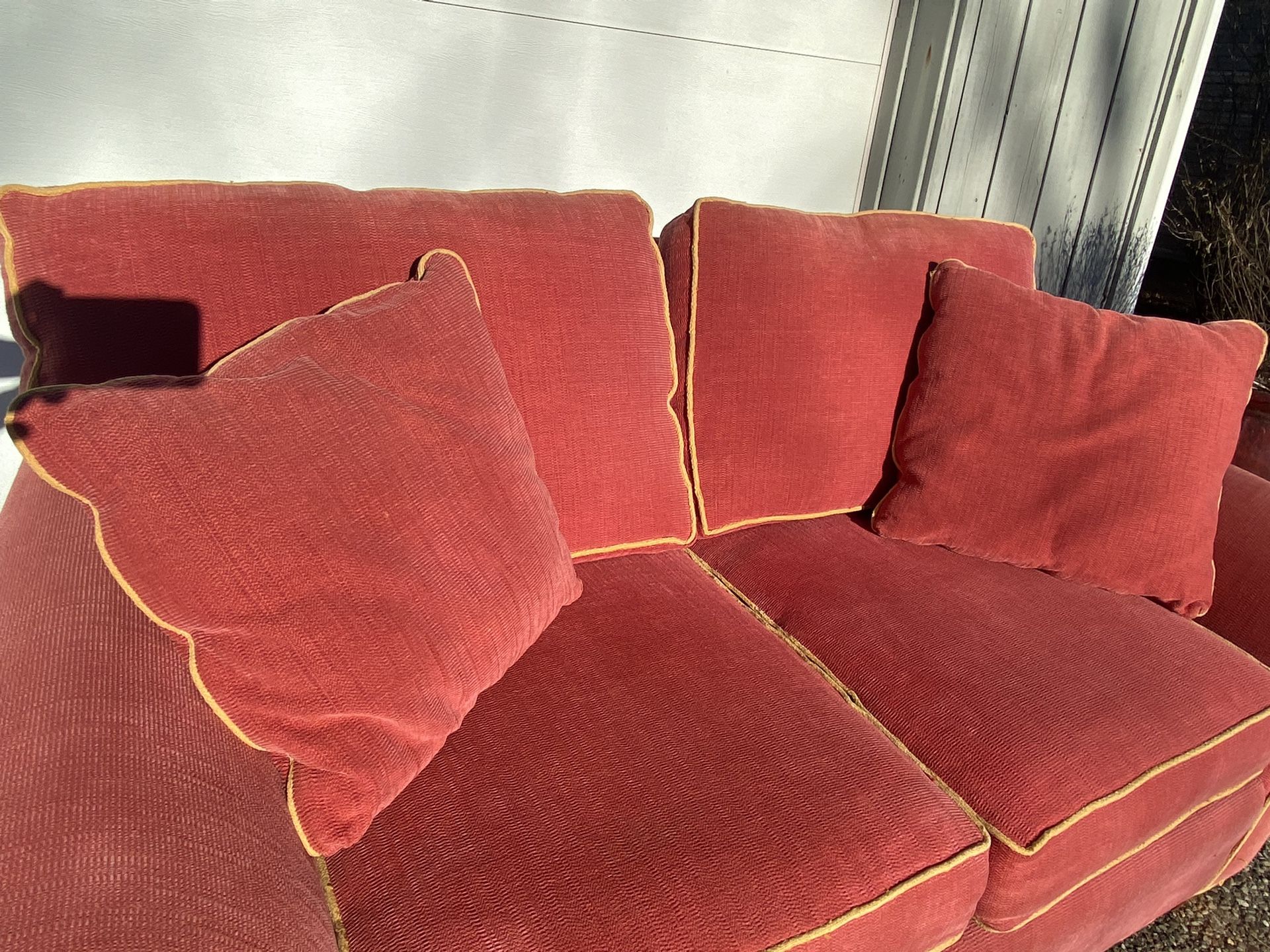 Conover Love Seat VTG Red Grapefruit w/ Yellow Piping 64x32” VGUC LPU ONLY
