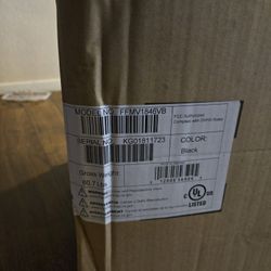 Black Frigidaire Microwave oven/ 60.7lbs