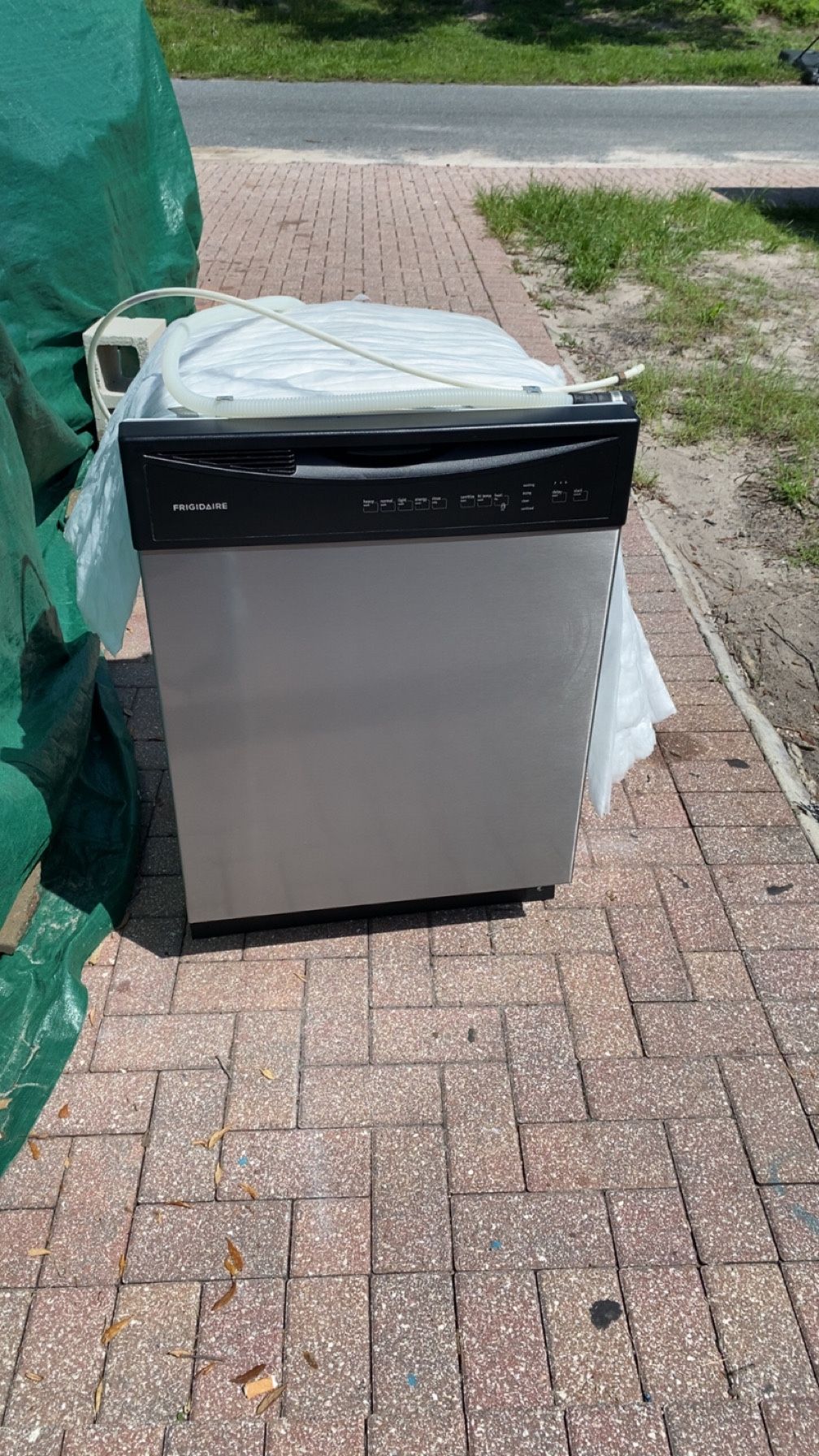 Frigidaire Dishwasher ( IN GREAT CONDITION)