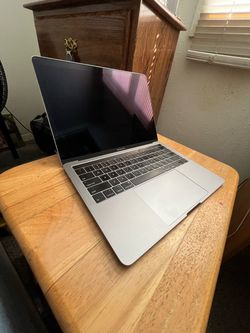 Mac book pro laptop touchbar new battery 13” works great
