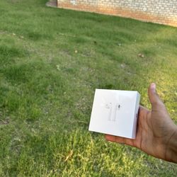 Airpods 2nd gen with charging case !