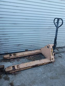 Electric pallet jack