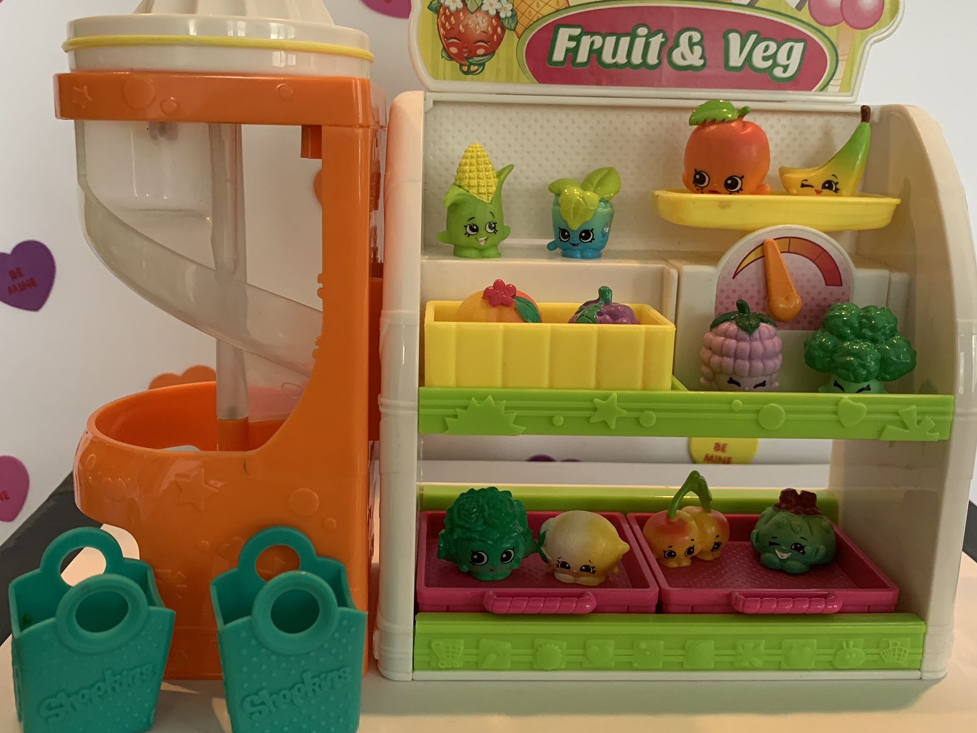 SHOPKINS FRUIT AND VEGGIE STAND - WITH ATTACHED MIXER , 2 BASKETS amd 12 SHOPKINS! GREAT PLAYSET !