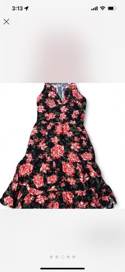 Charming Kids  dress featuring a vibrant floral pattern. Perfect for any occasion, this dress combines style and comfort. Pre-owner