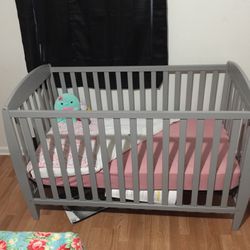 Convertible baby Crib
