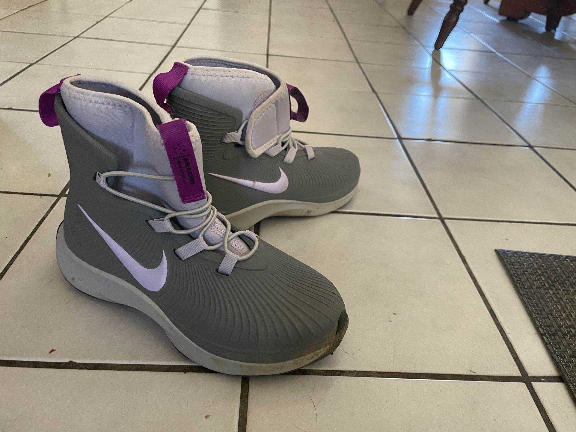 Nike youth Rain Boots $25