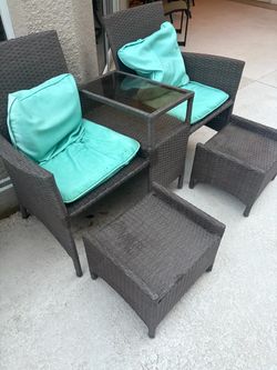 Patio Outdoor Seating With Table  Excellent Condition