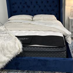 Queen Size Blue Tufted Upholstered Bed Frame – Excellent Condition