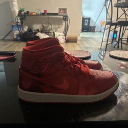 Jordan 1 mid s.e size 9
