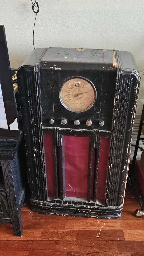 Antique Console Radio.