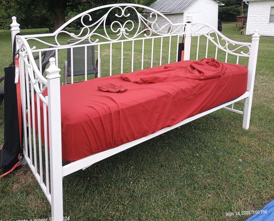 Ashley Furniture Daybed Mattress Included 