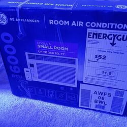 THE NEW T E SMALL ROOM AIR CONDITIONER UP T0 250 FT²